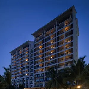 Ramada Plaza By Wyndham Bay Отель